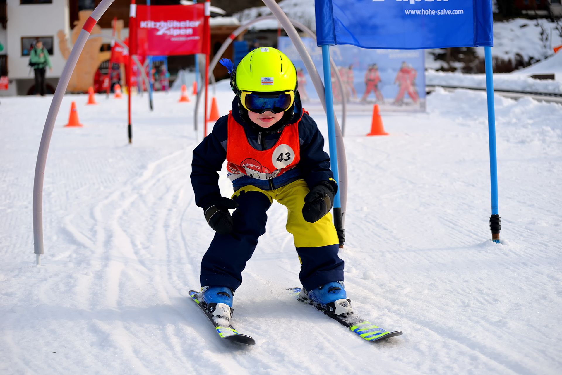 files/upload/kinderland/skischule-alpin-kinderland-kind-beim-skifahren-1.jpg